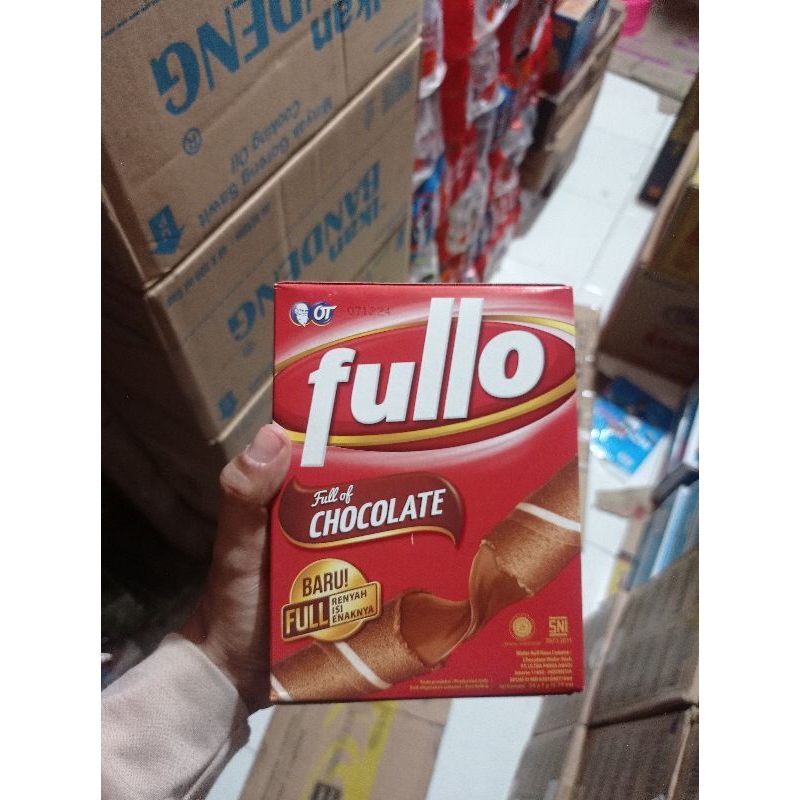 

Snack wafer roll Fullo tersedia dua varian rasa cokelat dan vanila 1 box isi 24 pcs