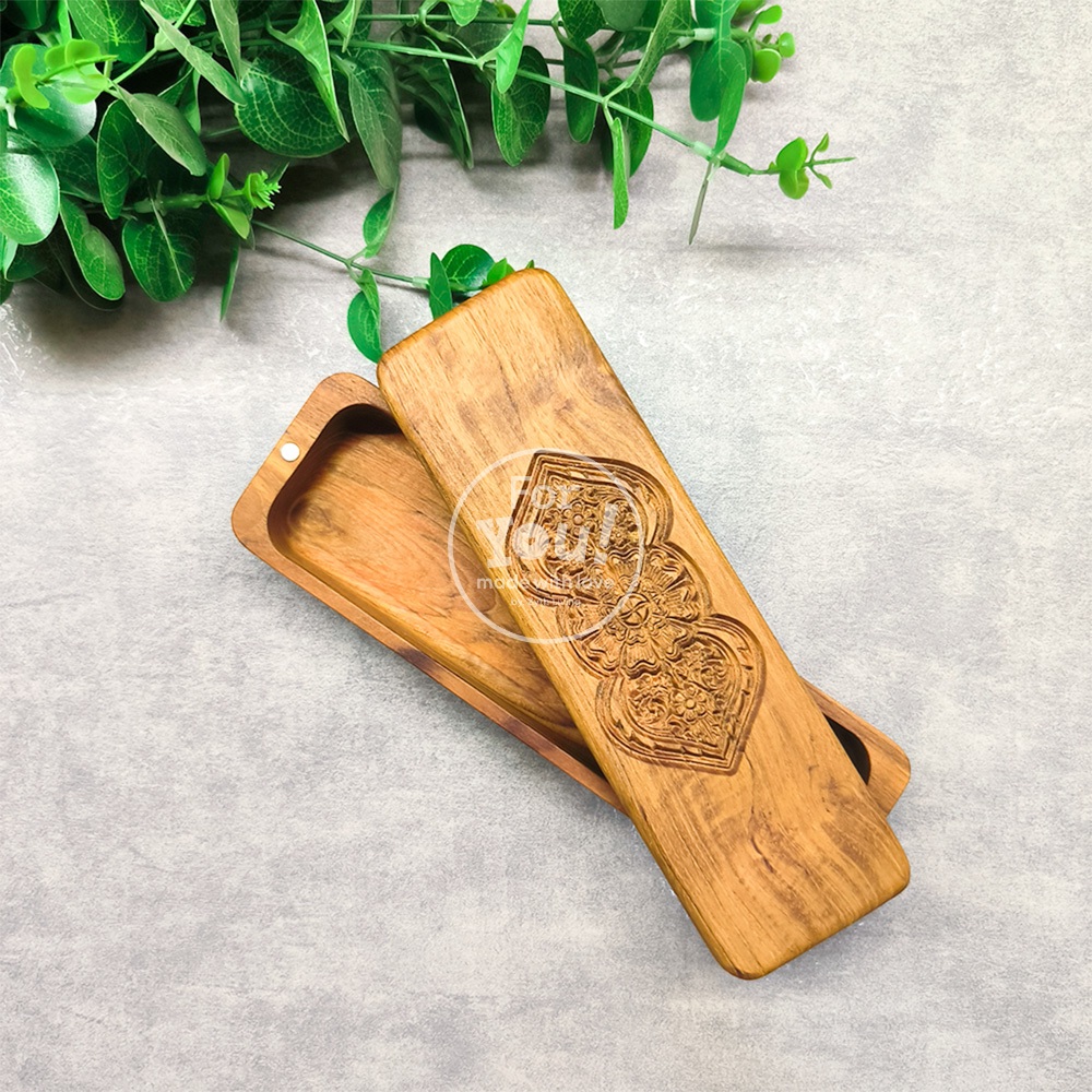 

Ndayung Dusgrip (Pen Box) Teakwood Aesthetic Berkulitas Ekspor, Tempat Pensil atau Pena Multifungsi Lucu, Unik, Simple dan Elegant Bisa Custom Gravir (NAMA) Kayu Jati.