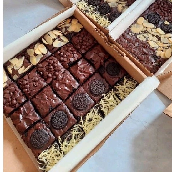 

FUDGE BROWNIES TOPPING 20X20CM - KHUSUS PRE ORDER