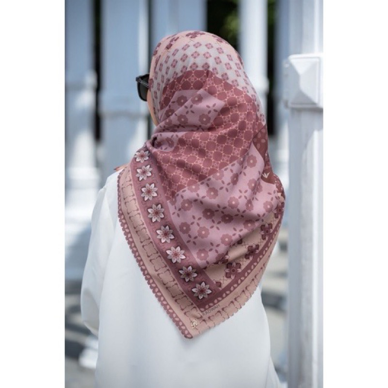 Preloved Scarf Button Radwah Nadine Label