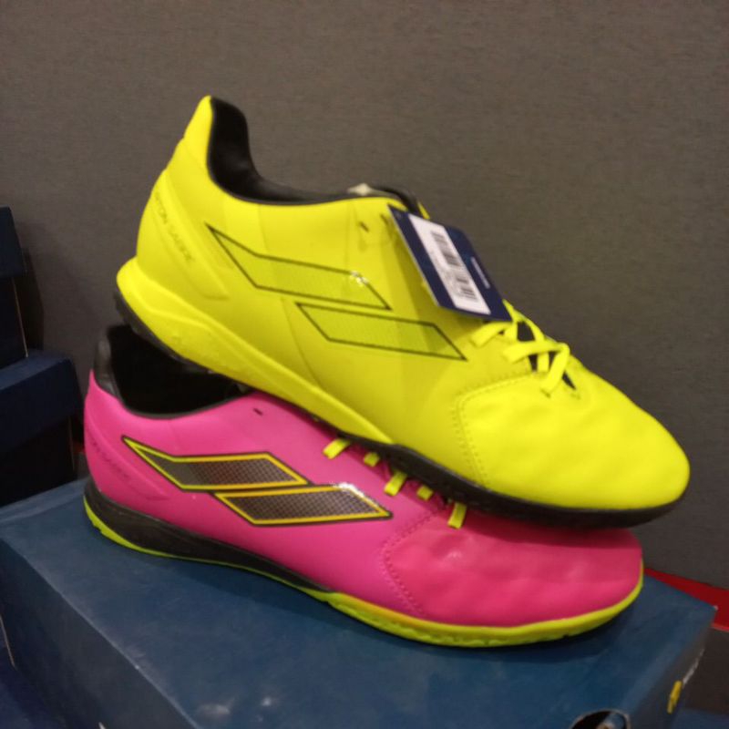Mills sepatu futsal T-riton sabre IN