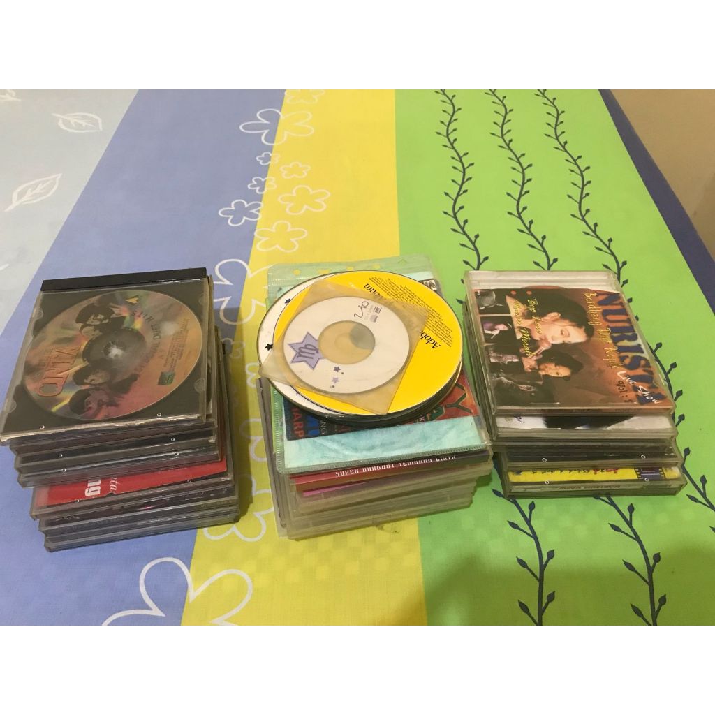 CD DVD Bekas Jadul Lawas Rusak 35 pcs untuk Kerajinan Hiasan Dekorasi + Case
