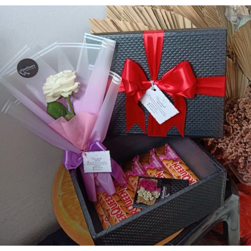 

buket paket valentine lengkap bunga+kotak+coklat 6pcs khusus instan gojek