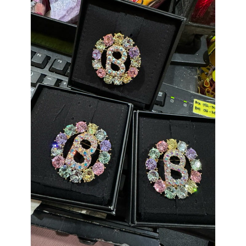 BUTTONSCARVES BROOCH ORLIN GOLD MULTICOLOR GLEAMING ALMA SARA BROOCH PRELOVED NEW