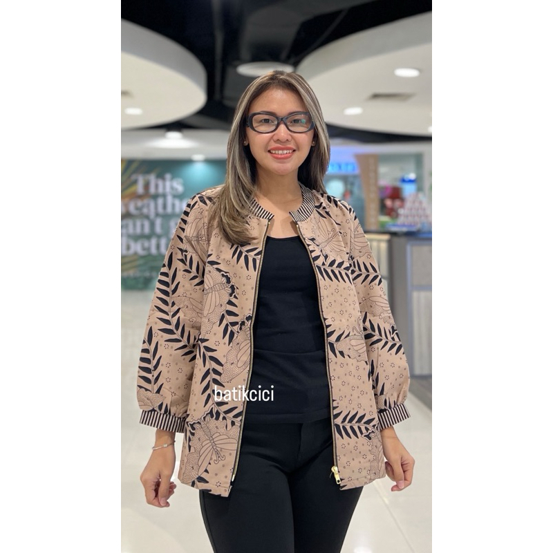 jaket batik wanita. jaket batik bahan katun halus. jaket prrmium