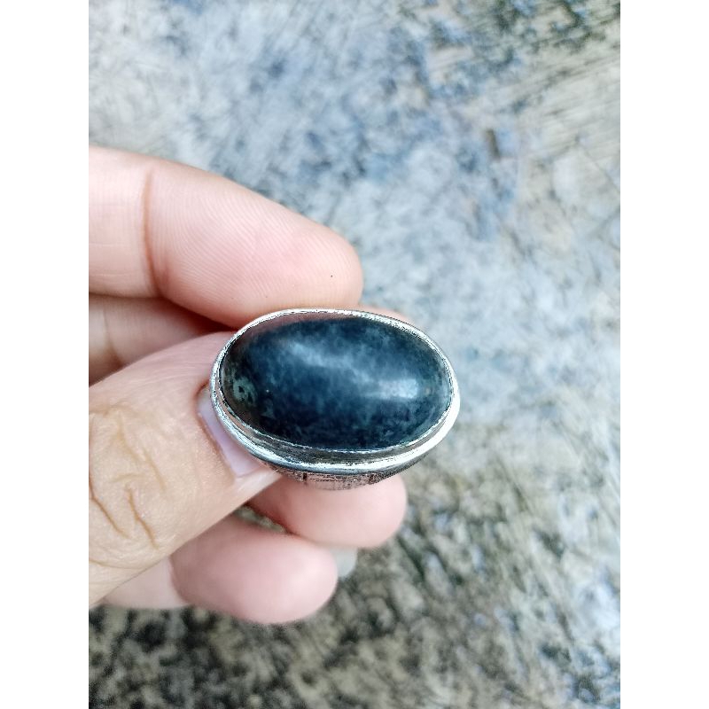 batu blackjade/giok hitam badar besi kebumen tembus senter dikit