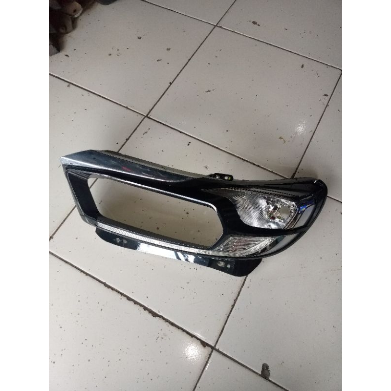 frame garnis lampu depan kiri Brio Mobilio RS bekas sesuai gambar