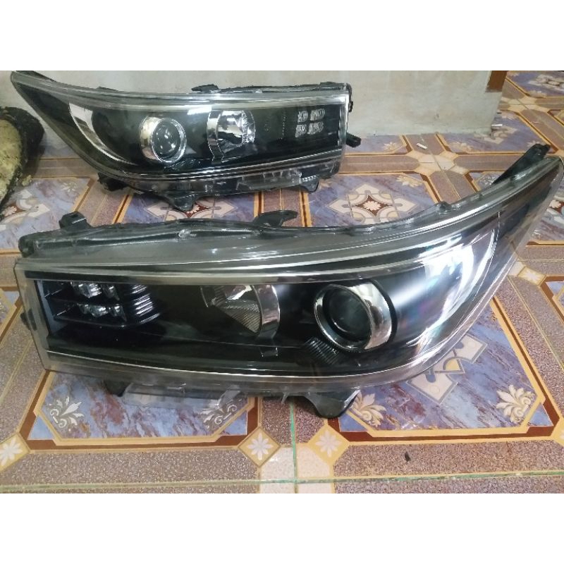 Headlamp Lampu depan Innova venturer
