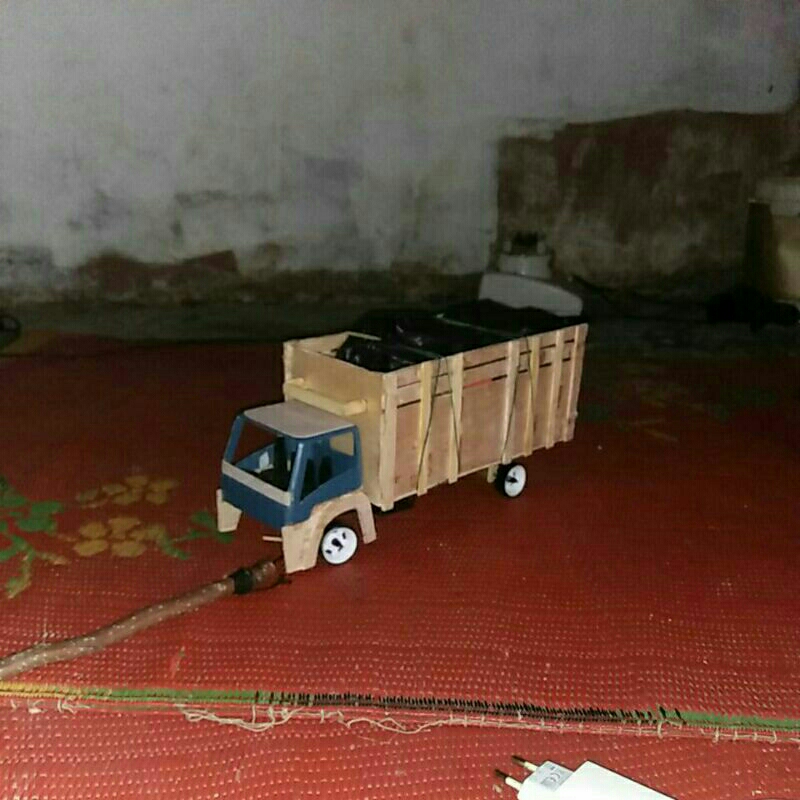 Miniatur Truck Plastik Modifikasi Drift