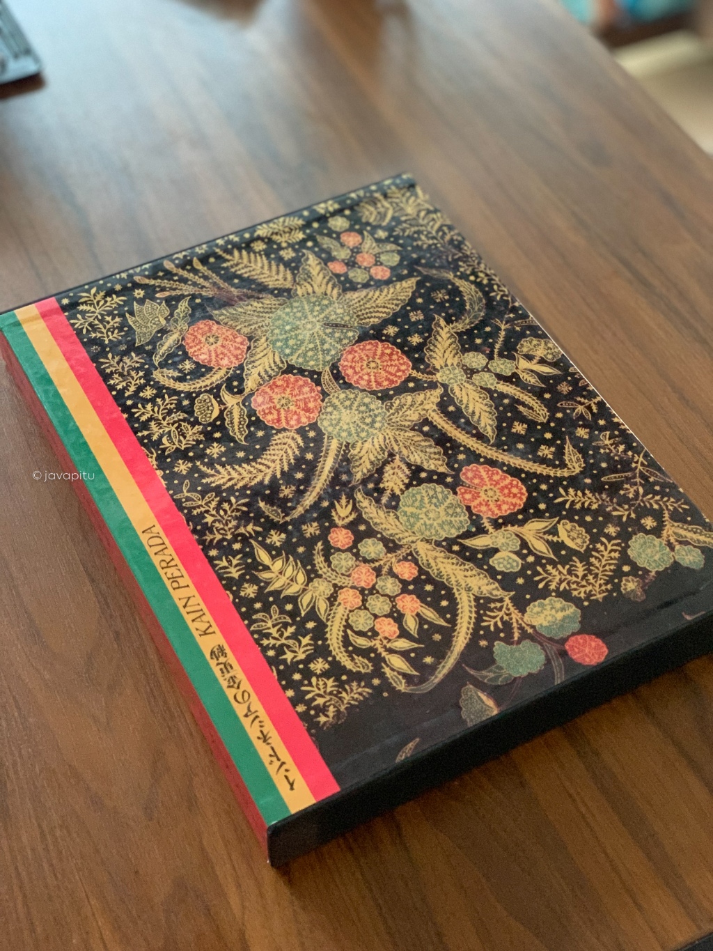 JavaPitu - Buku Batik Kolektor : Kain Prada Gold Chintz - Hirayama Collection