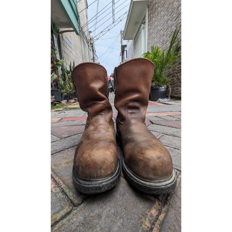 red wings shoes 8241