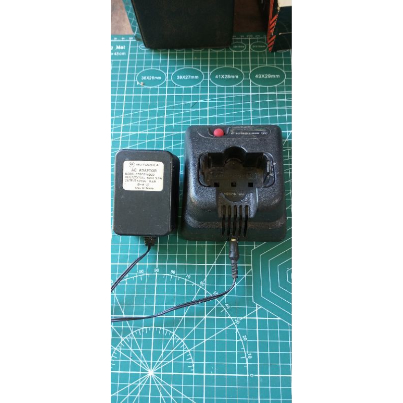 mangkok HT Motorola gp68 | desktop cas HT motorola gp68