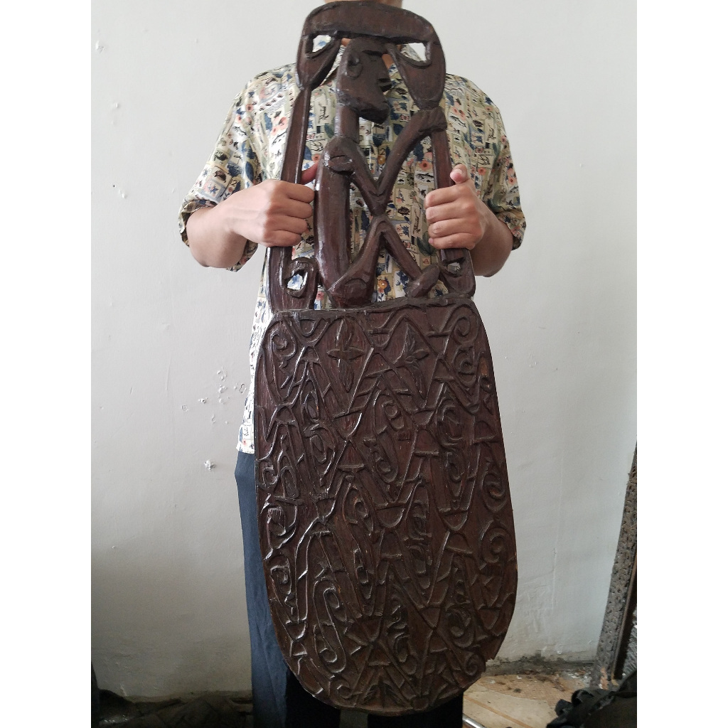 Perisai perang suku Asmat kayu kuno kuat vintage asli Papua