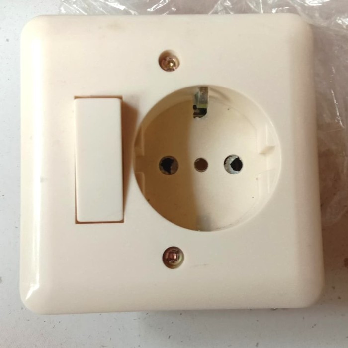 Saklar Engkel Plus Stop Kontak Arde Tanam IB OMI