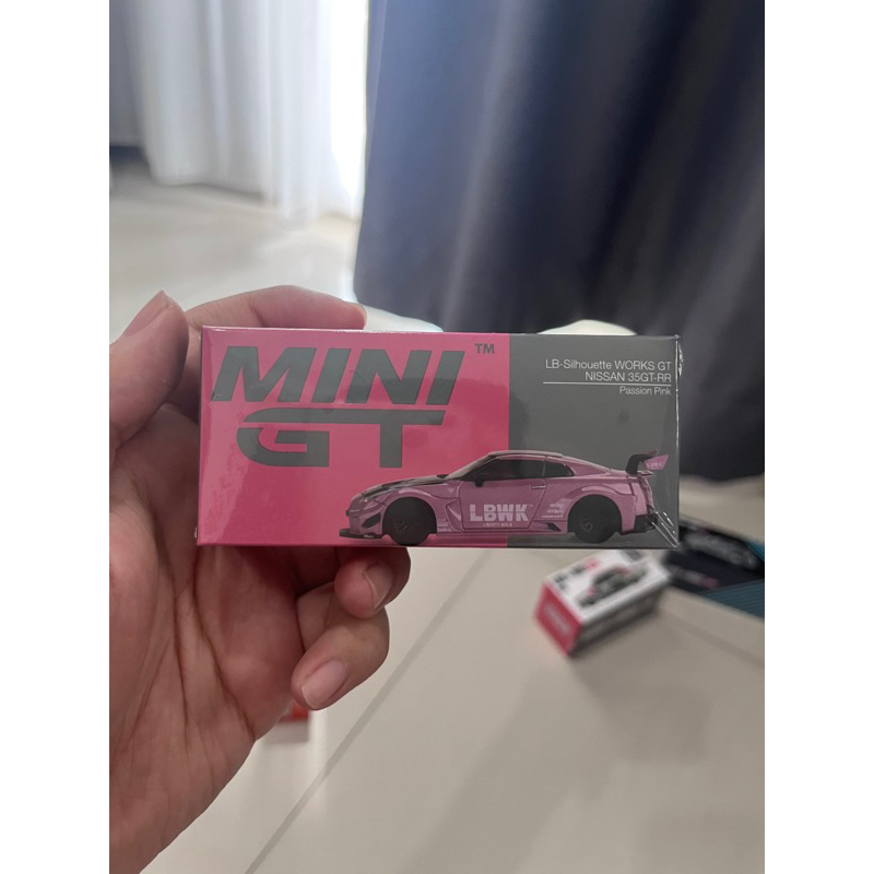 MINI GT NISSAN SKYLINE GTR R35 LBWK PINK PASSION (segel)