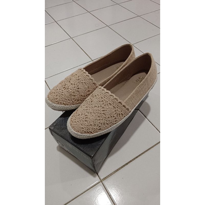 ( PRELOVED ) SEPATU COLINE SIZE 40 KHAKI