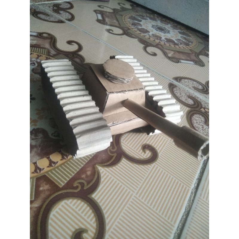 Prakarya miniatur tank dari kardus kerajinan tangan tugas anak SD
