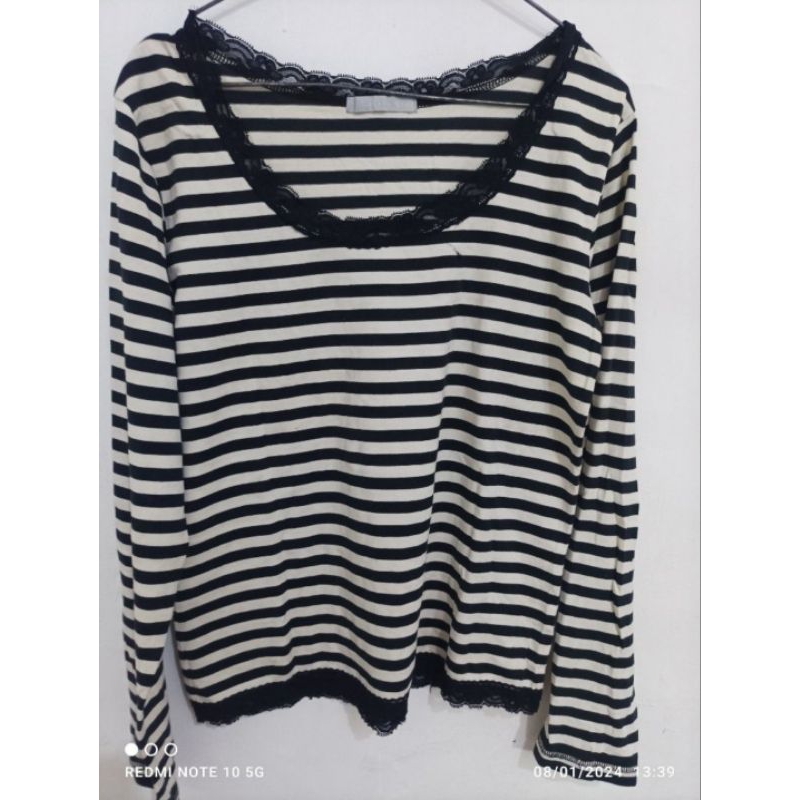 Kaos lengan panjang renda