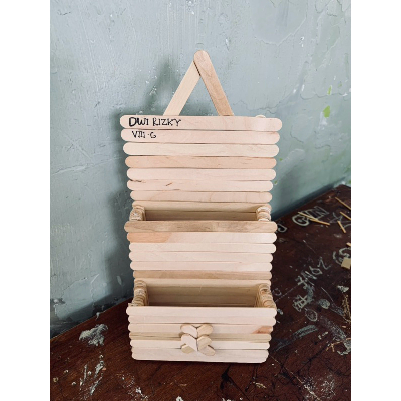 

KERAJINAN TANGAN DARI STICK, tempat pensil gantung & laci