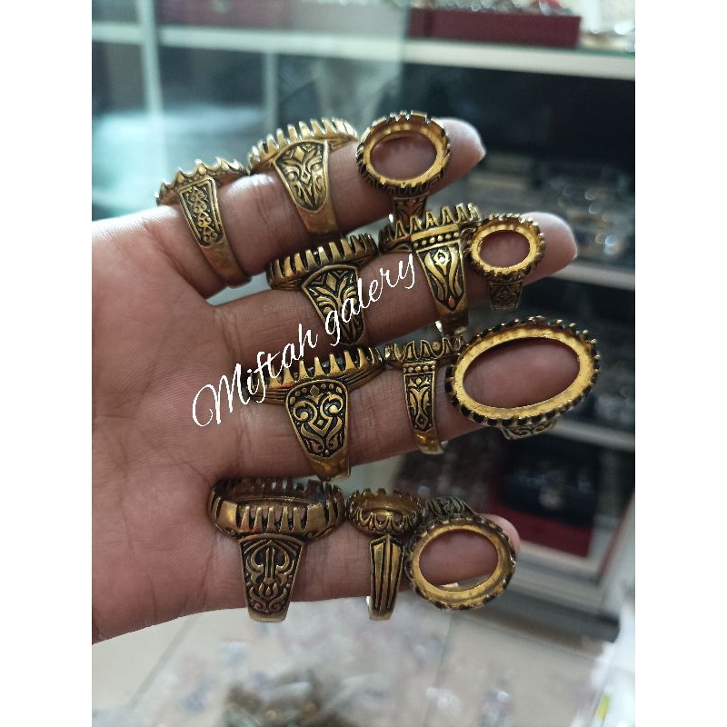 RK Emban cincin kuningan klasik gerigi