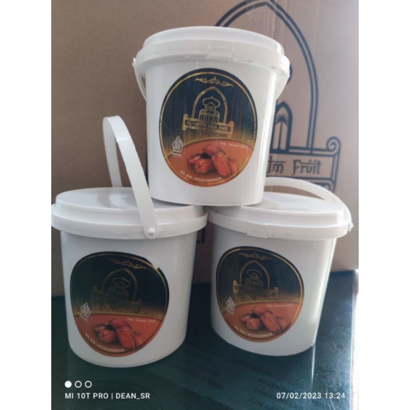 

Kurma ember Al Azhiim Enak dan lembut , legit di jamin ya Expire msh lama , Januari 2025Berat -+670grPromo yaa.. Hrg @25rb free ongkir panam Rimbo panjang cus order now sebelum kehabisan