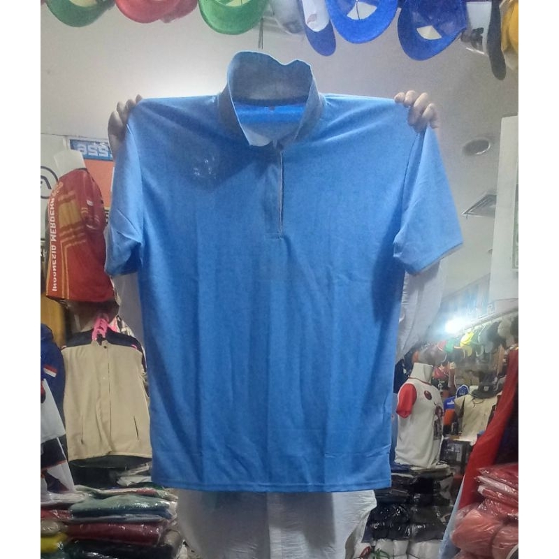 kaos kerah warna biru muda