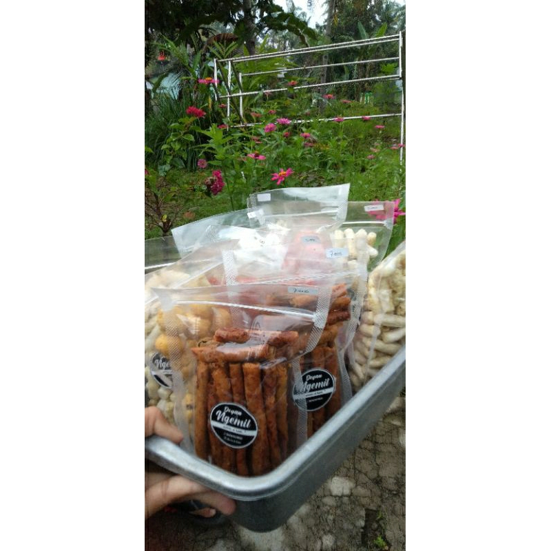 

aneka cemilan basreng, kue sus sale pisang dll