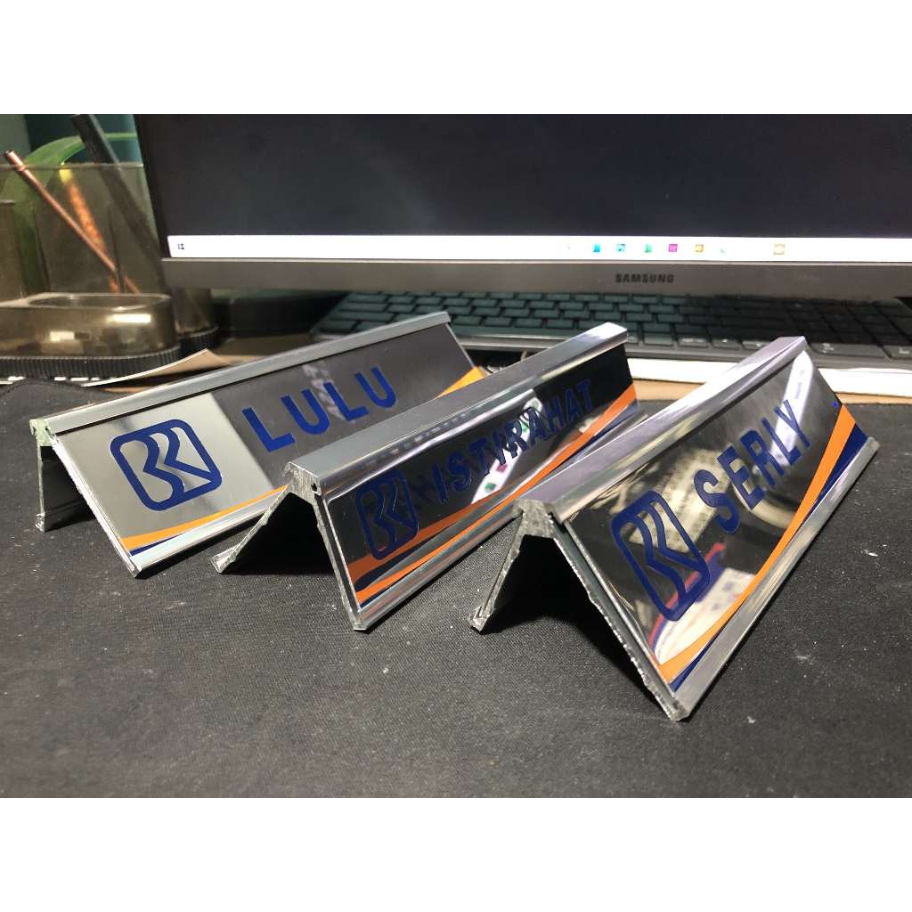 

Name Plate Holder | Papan Nama Meja Stainless | Nama Meja Bank BRI BSI Mandiri Kantor Perusahaan | Custom Etching