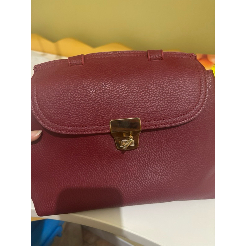tas merah guess