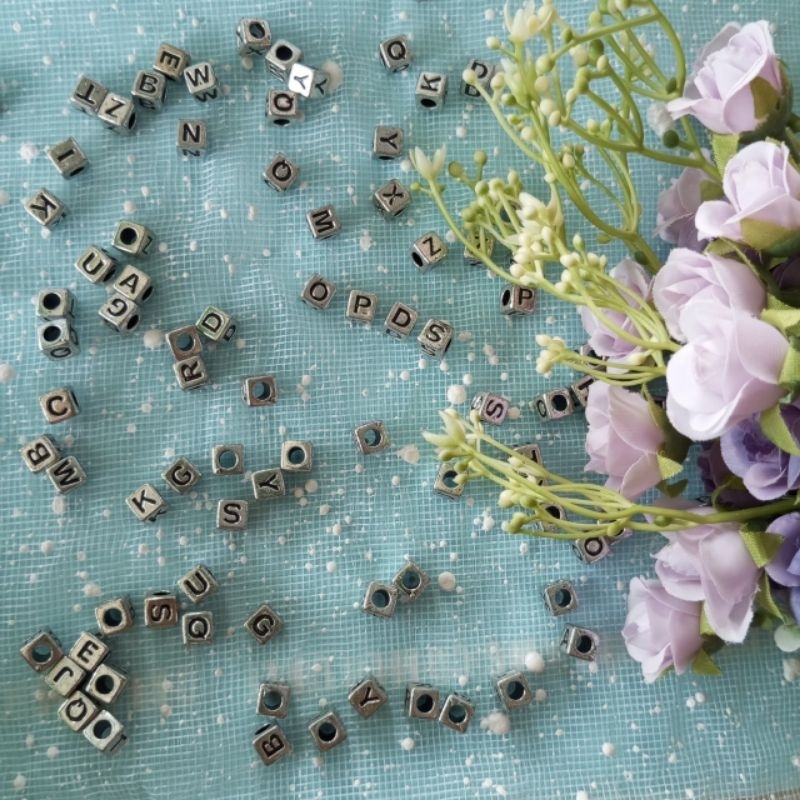 Manik Huruf Balok Gold Silfer Manik Huruf Balok