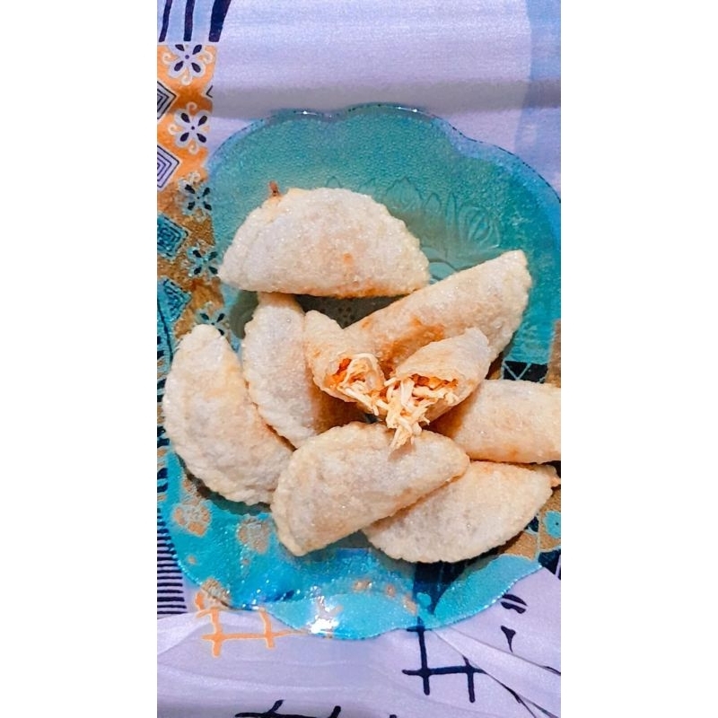 

cireng isi ayam suwir pedas fabyan