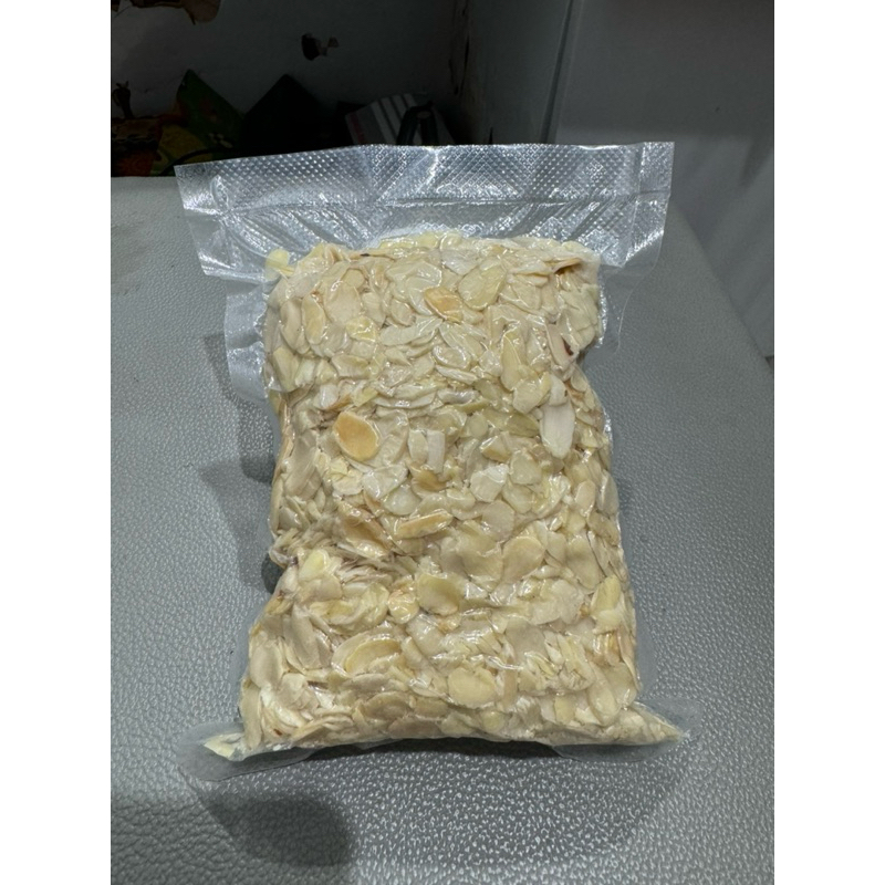 

Blanched sliced Almond Vacum / Almond iris mentah 1kg 500gr by AMORAH / AMOR’AH
