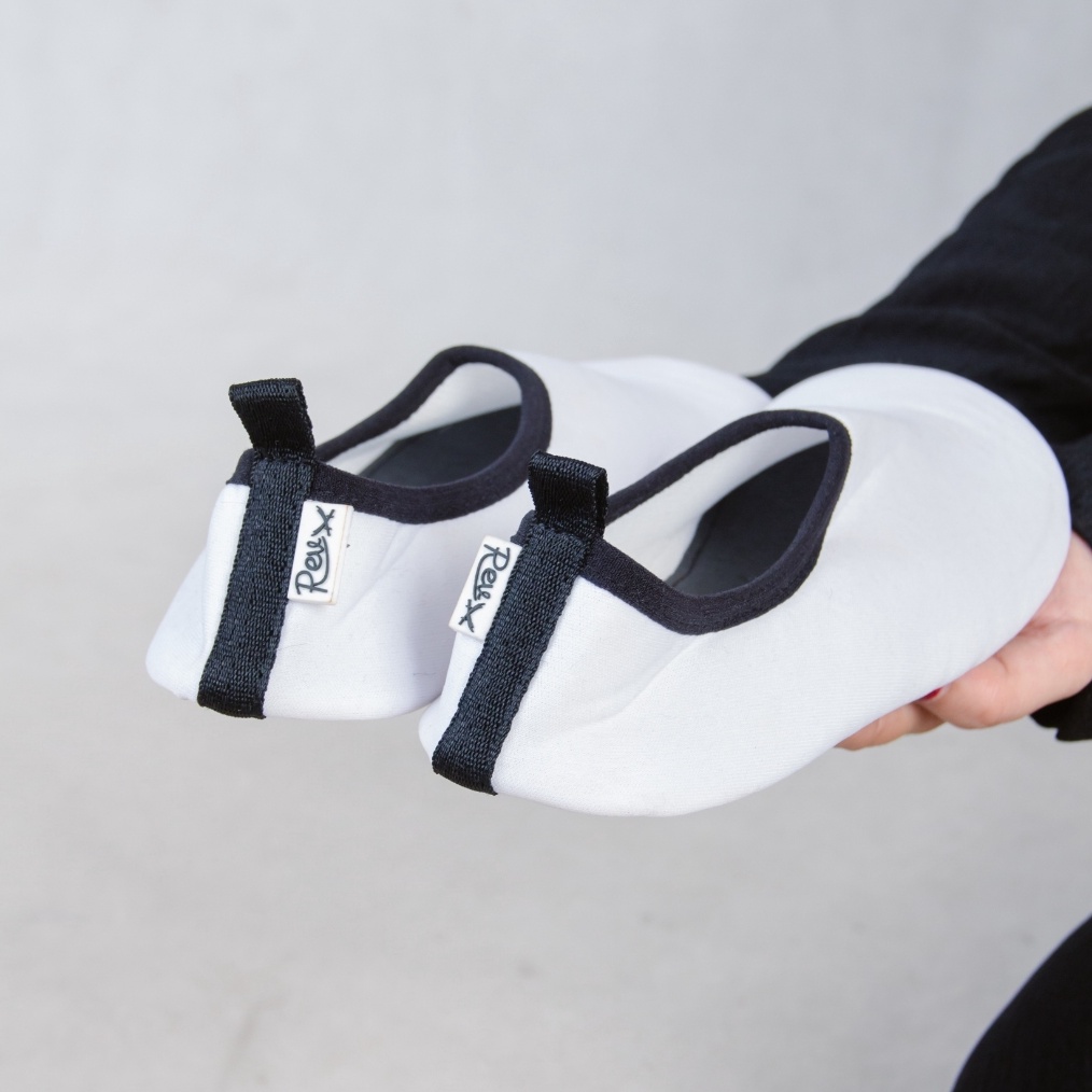 1212 MALL Sepatu Tawaf Pria dan Wanita Premium Telapak Karet Anti Slip Bahan Elastis Hitam Putih Per