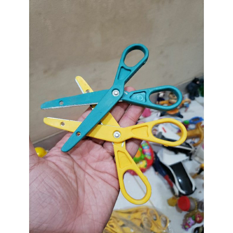 

JUAL ALAT TULIS ATK GUNTING KERTAS PERLENGKAPAN SEKOLAH SKOLAH ANAK PRAKARYA PEMOTONG SCISSORS SCISORS