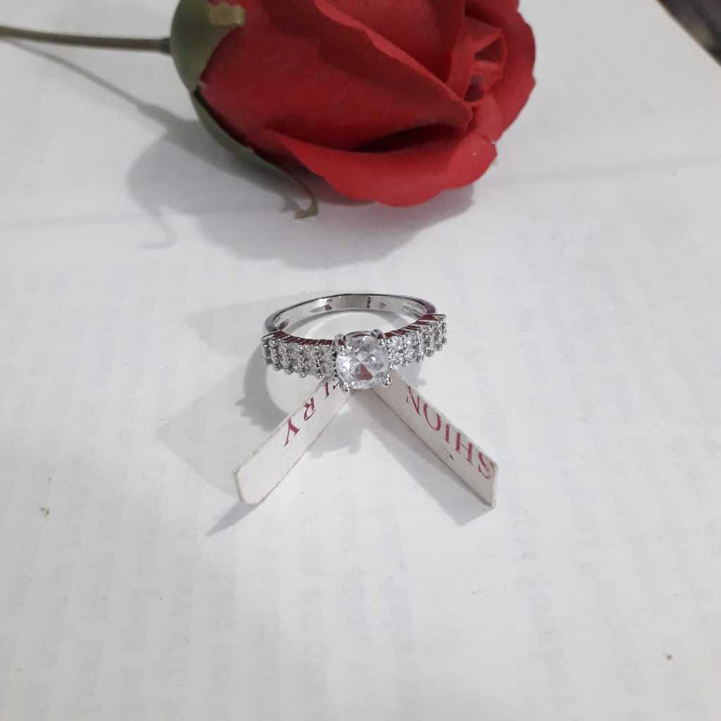 Cincin permata satu empat kisi warna silver fashion wanita dewasa.