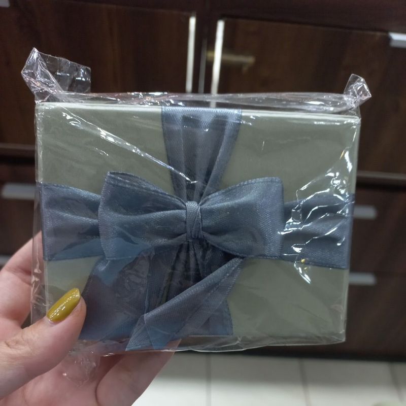 

Kotak Kado Gift Box Emas