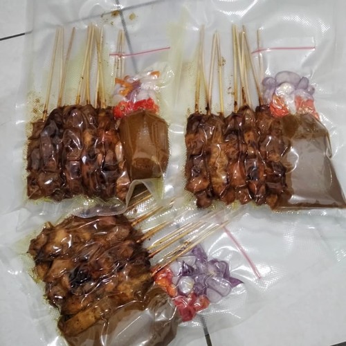 

Sate Ayam ponorogo / sate ayam frozen sate daging kulit jerohan ati ampela ayam Ponorogo bumbu kacang kecap