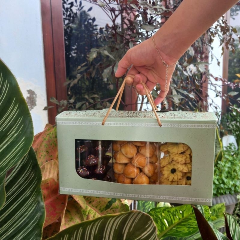 

Paket Hampers Kue Kering Lebaran isi 3 Toples 800ml Jajan Hari Raya Hemat