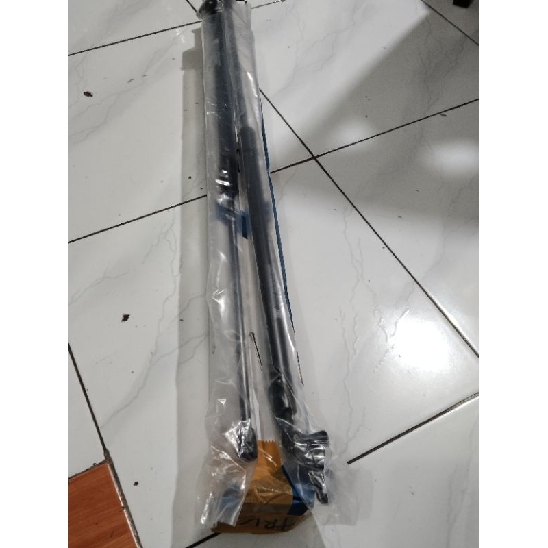 Shock bagasi Kia Travello/Pregio