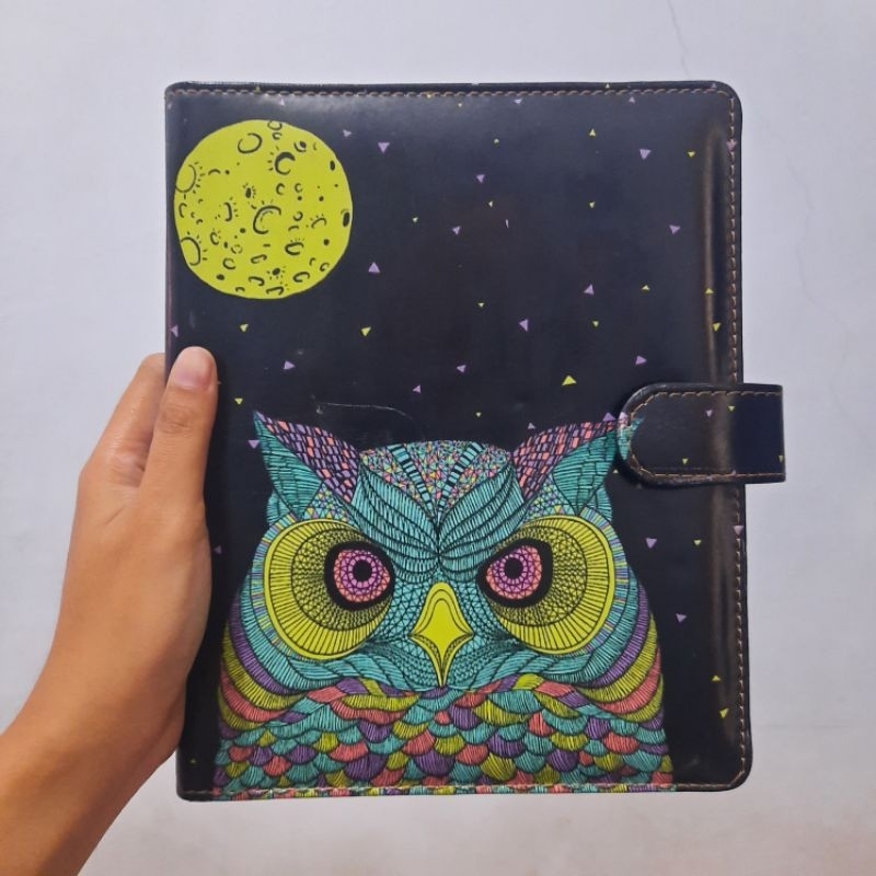 

Binder Kulit Sintetis Cuci Gudang ( 3 Binder 100ribuan) Binder Motif Binder Polos Binder Glitter RANDOM NO RETURN
