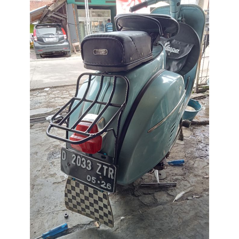 bekrek rak belakang vespa super sprint hitam