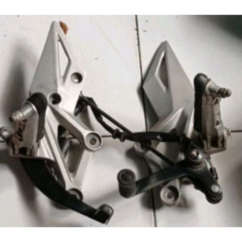 Footstep Postep Depan CBR 150R LED FI Facelift Original AHM Honda