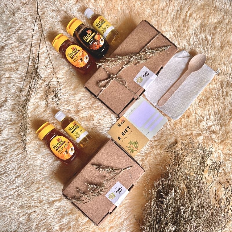 

Hampers Natural Product | Madu dan Minyak Kayu Putih 100% Natural Cap Miaw | Gratis Sendok dan Kartu Ucapan Untuk Lebaran Kado Hadiah Bingkisan