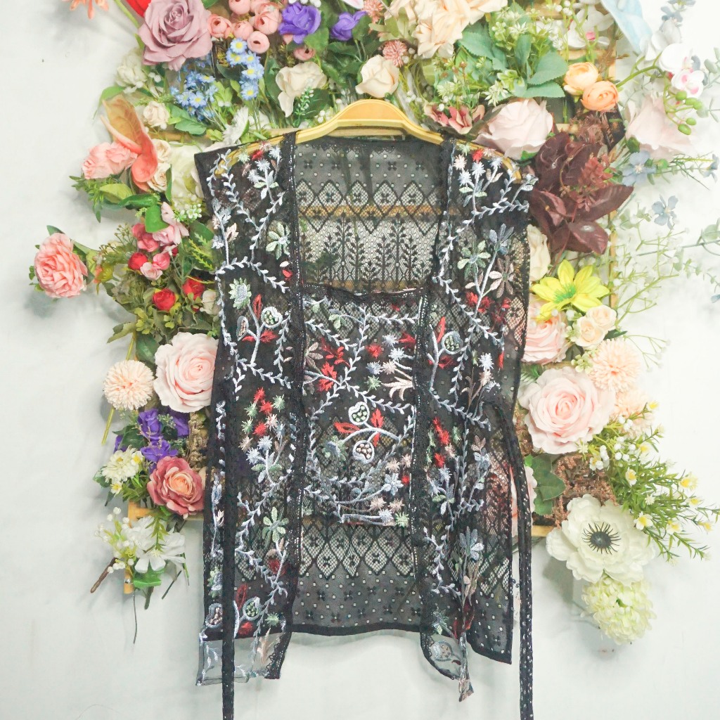 Outer lace model kebaya kartini tanpa lengan hitam 1