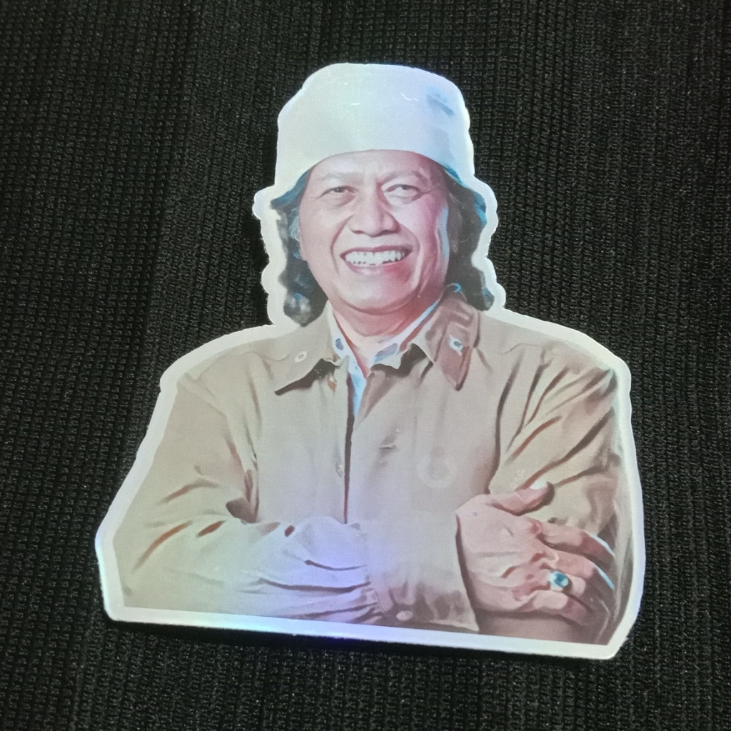 

Stiker Hologram Cak Nun Mbah Nun Emha Ainun Nadjib Maiyah ukuran besar +- 8cm sticker laptop casing hp