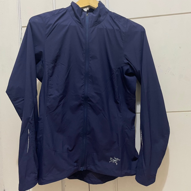 jaket running Arcteryx warna ungu tua bisa dilipat kecil Arc'teryx Cita jacket women's