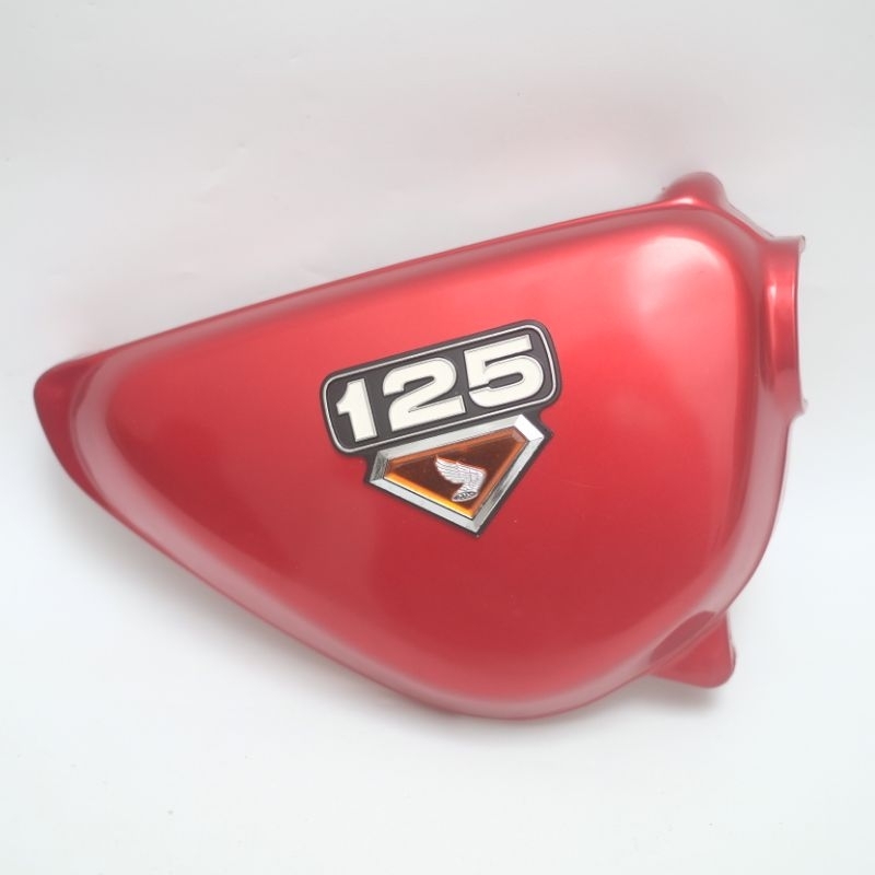 SIDE BOX COVER TUTUP AKI KEMPOL LOGO EMBLEM KANAN HONDA CB125 CB 125 ORIGINAL NOS ORI BARU