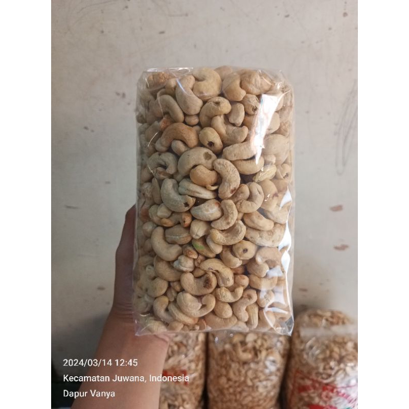 

Kacang Mede Utuh Mentah
