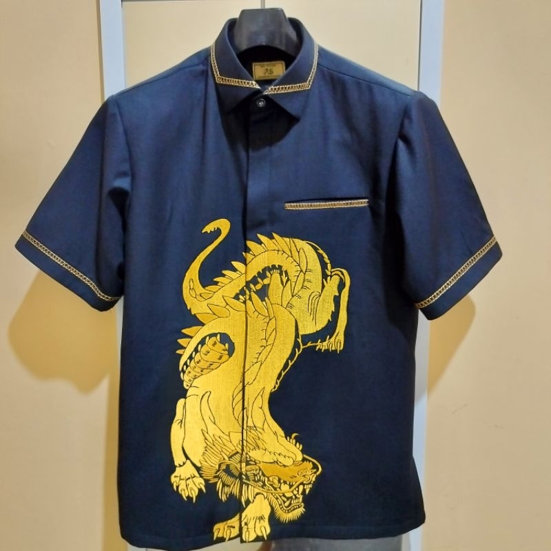 kemeja bordir naga , kemeja premium variasi benang timbul,kemeja kerah keras ( italy )