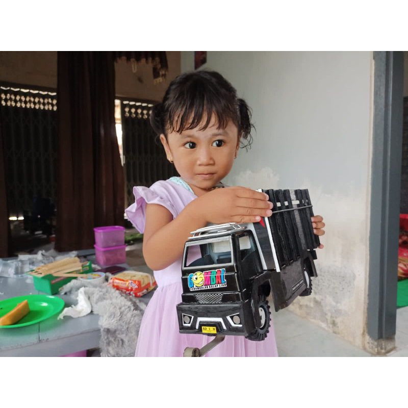 Miniatur Truk Plastik Hitam Mbois